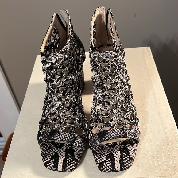 Vince Camuto Arindal Cut Out Peeptoe Bootie New Without Tag Women’s size 6&1/2 M - Picture 2 of 14